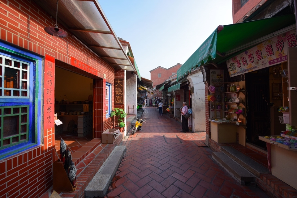 進入鹿港老街，也彷彿穿越時光回到過去的年代，到處都充滿舊時代的藝術與氛圍，具有濃厚的長條型閩南式紅磚建築。