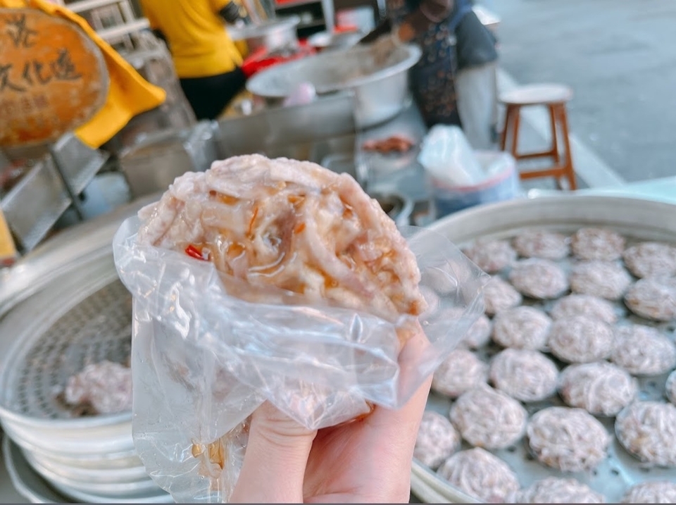 素珠芋丸是喜愛芋頭的朋友絕對不能錯過的鹿港老街的人氣商店，口味分為鮮肉、干貝和素食三種。