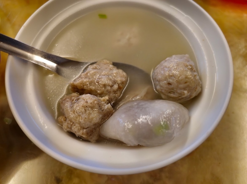 漢彬水晶餃是鹿港老街的百年老字號，一碗湯裡面有水晶餃、水丸、燕丸與扁食燕四種料，自家純手工製作。