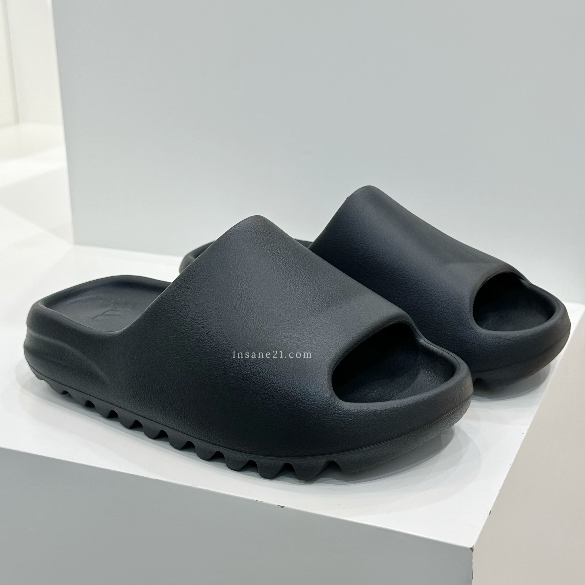 ADIDAS ORIGINALS YEEZY SLIDE 黑色黑魂情侶拖鞋HQ6448