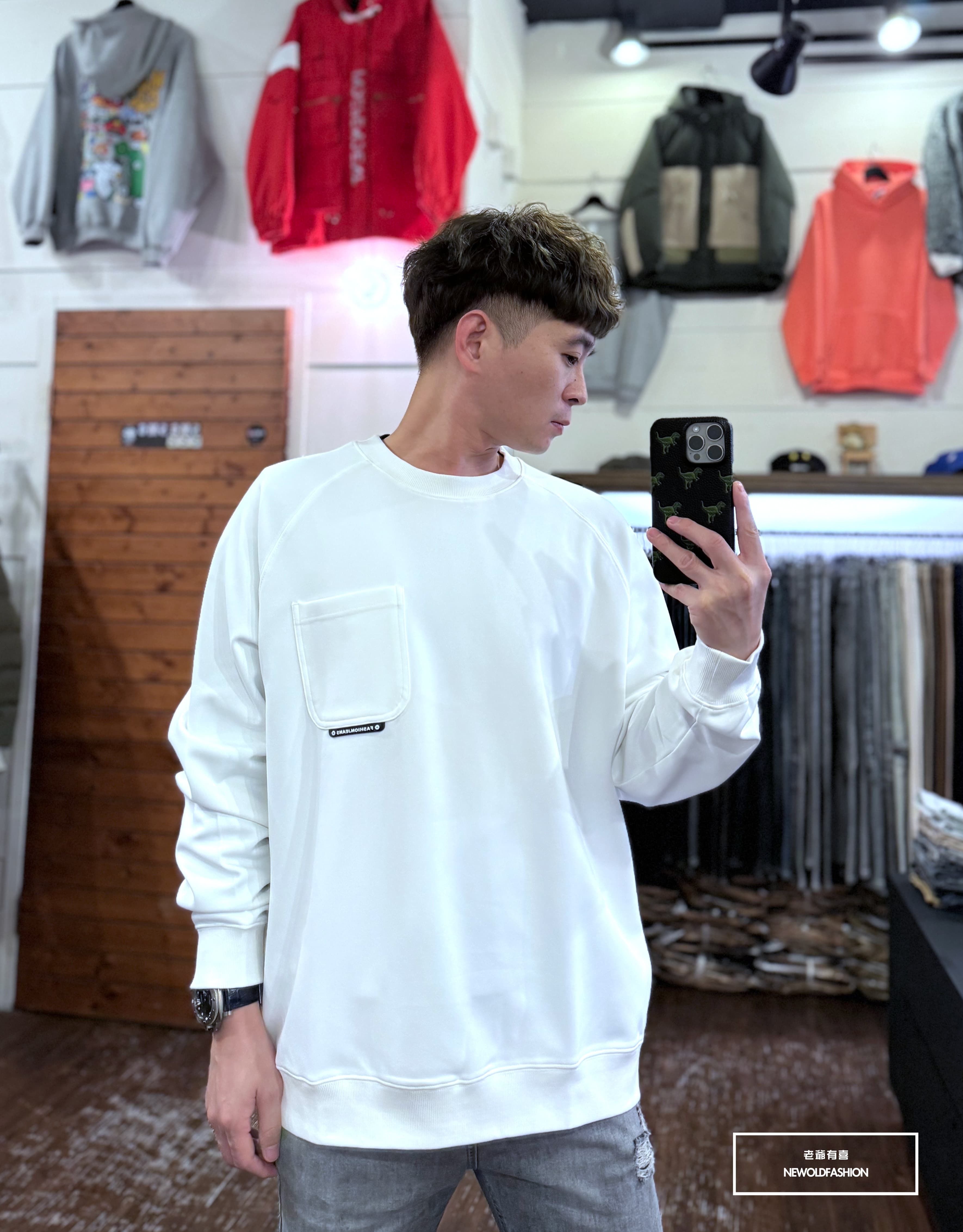 『新品上市』重磅黑標口袋大學T-白(NOF2309B5535)