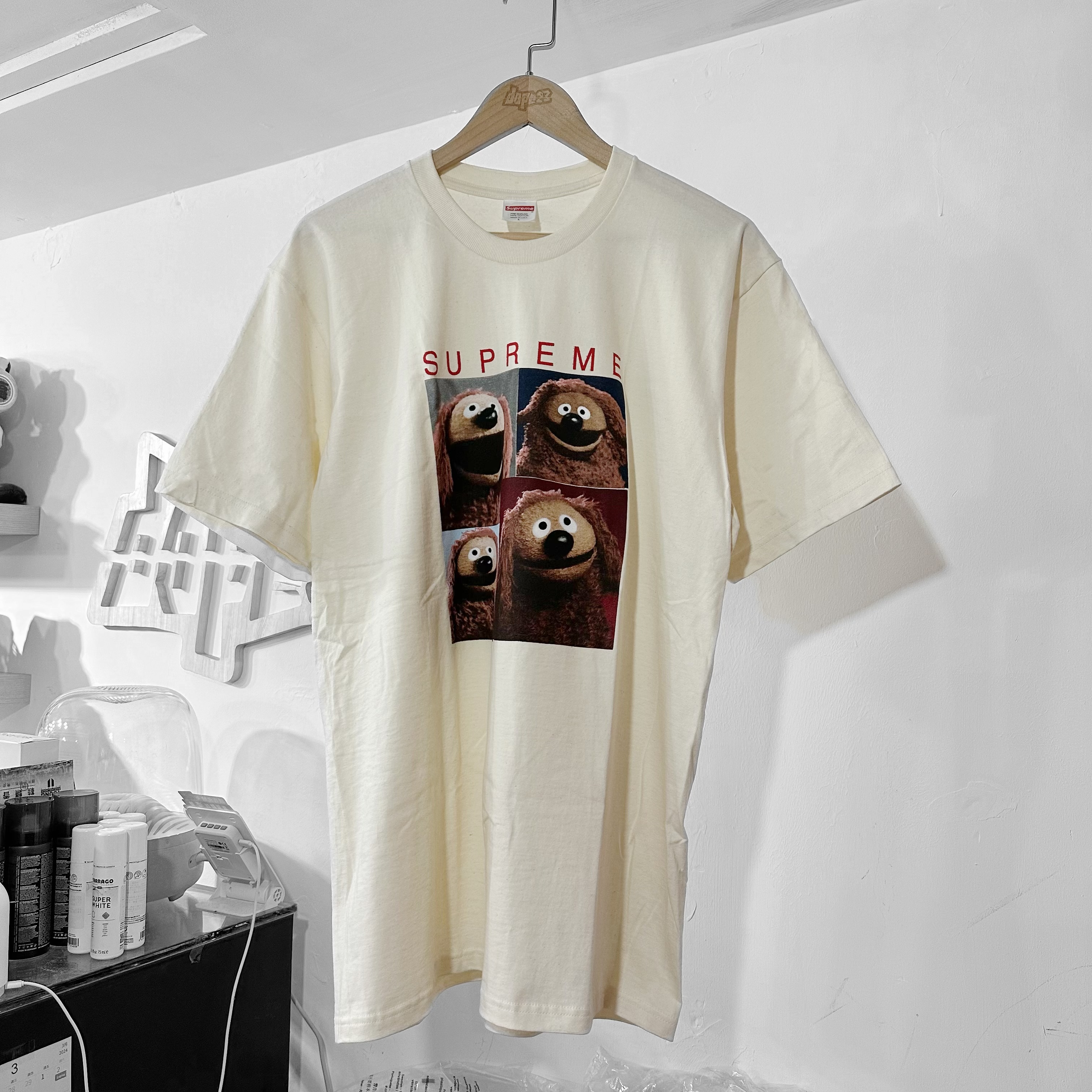 SUPREME SS24 ROWLF TEE 各色Color：Black/White/Natural/Car