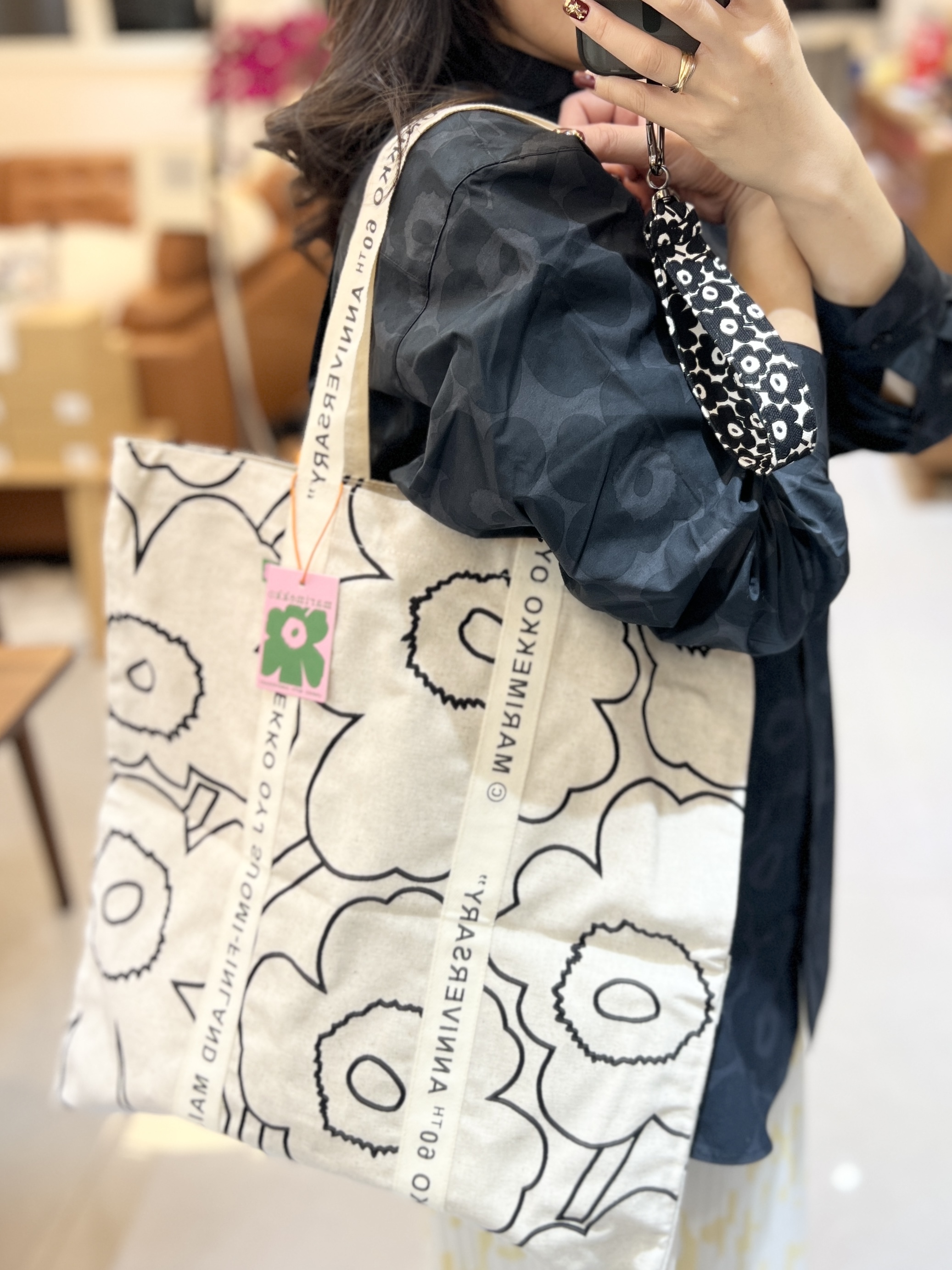 代購現貨 | 薄帆布正方形Tote - 黑色 unikko | Carrier Midi Piirto Unikko tote bag