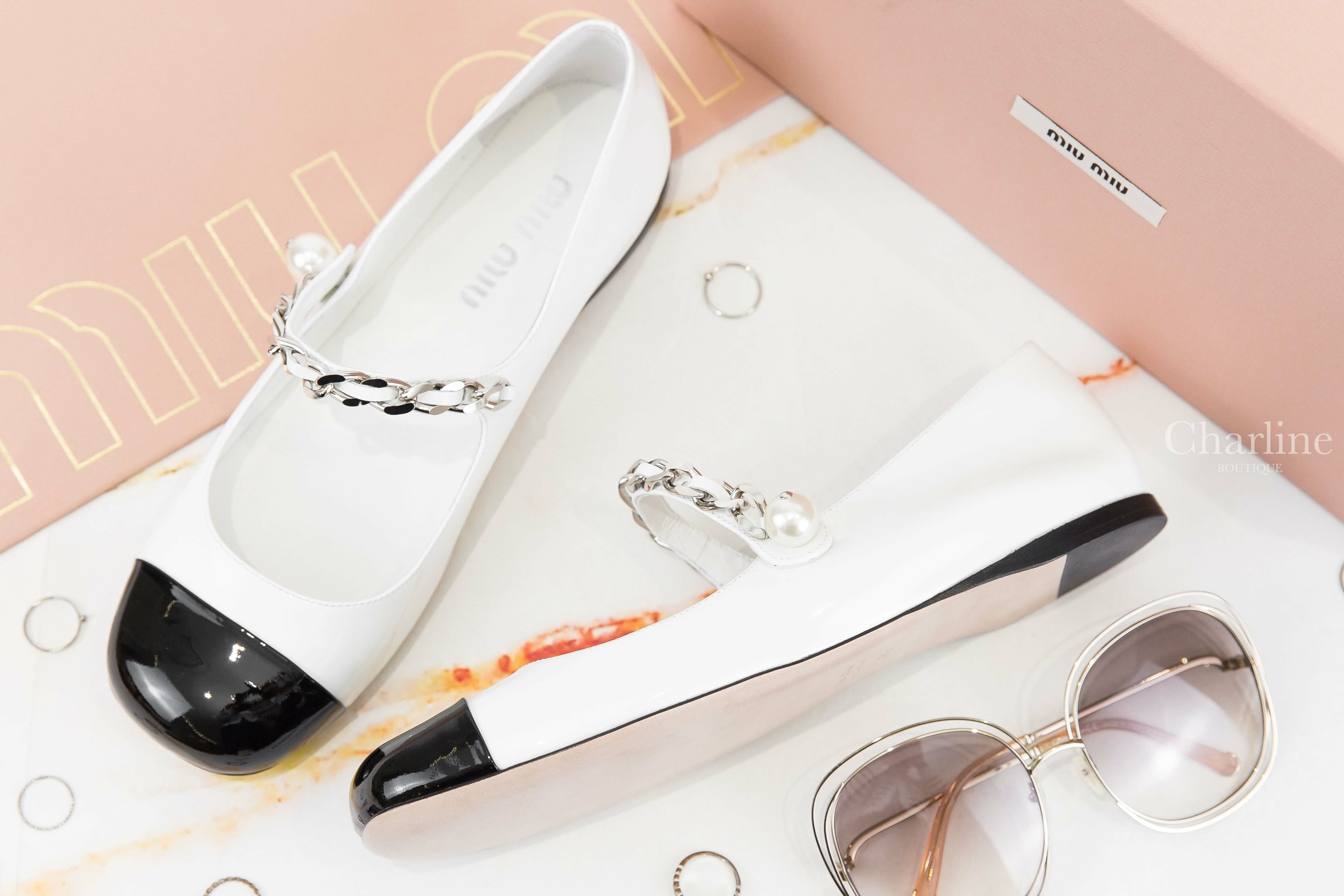 Miu Miu Leather Ballerinas 白色拼黑色漆皮銀鍊珍珠平底瑪莉珍鞋-Charline Boutique 精品代購