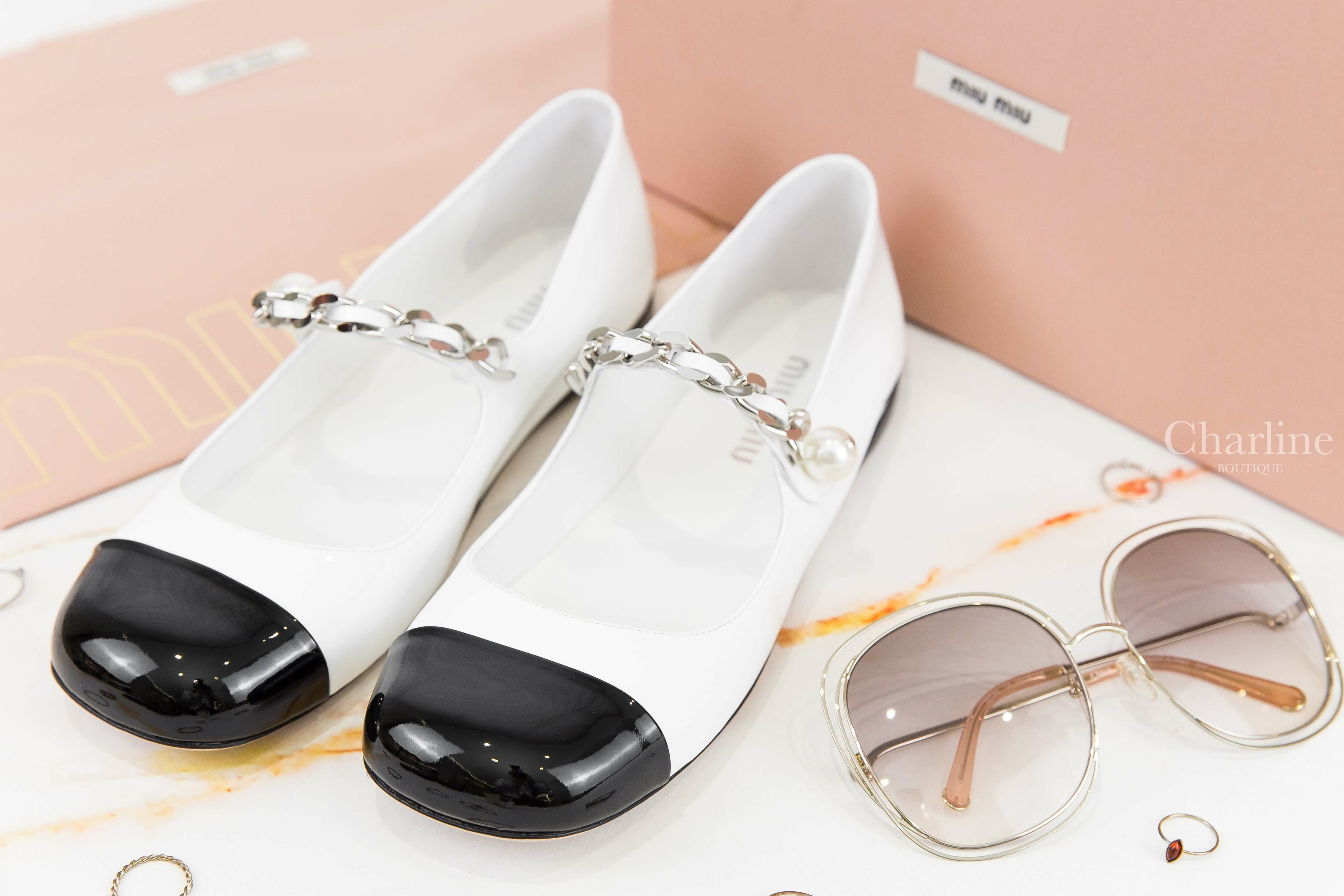 Miu Miu Leather Ballerinas 白色拼黑色漆皮銀鍊珍珠平底瑪莉珍鞋-Charline Boutique 精品代購