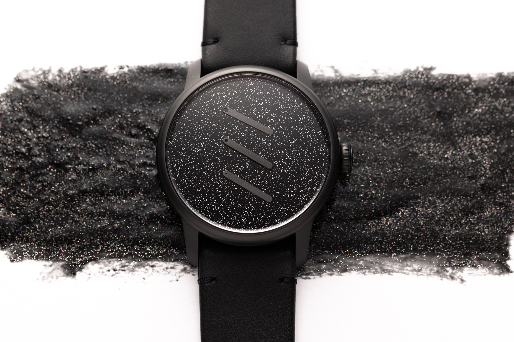 LOUIS ERARD與藝術家合作開創全黑特殊設計三針一線手錶