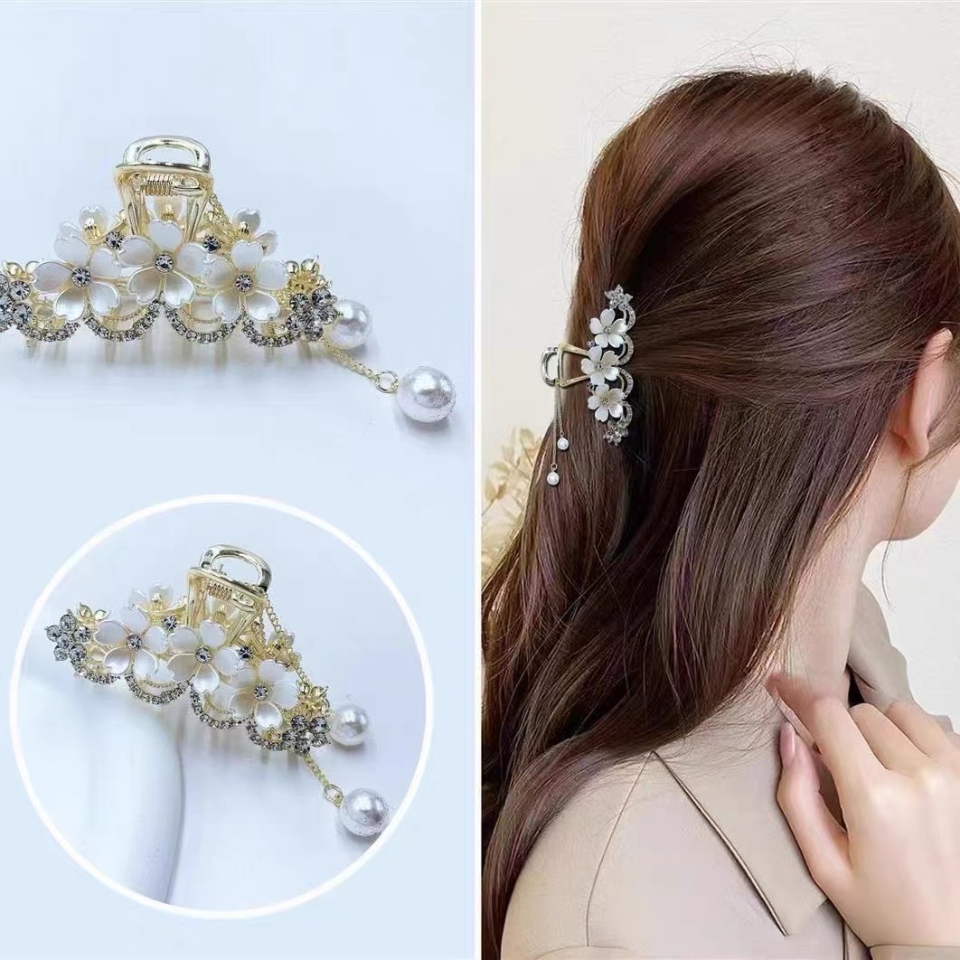 White Flower Diamond Middle-Sized Hair Claw with Tassel