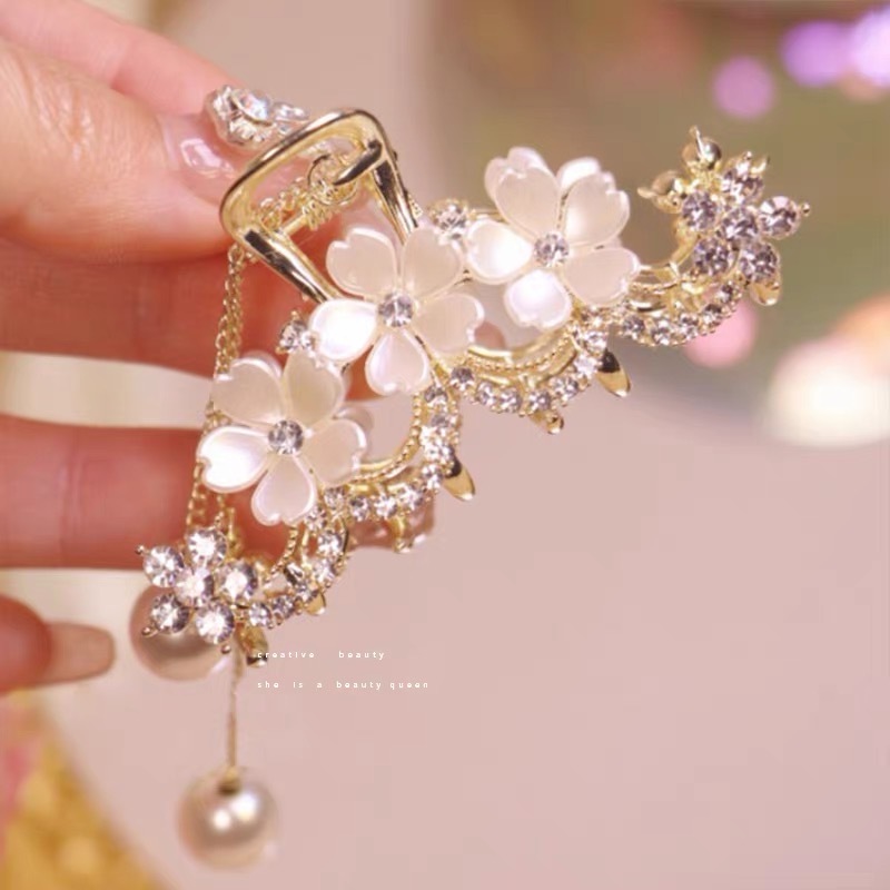 White Flower Diamond Middle-Sized Hair Claw with Tassel