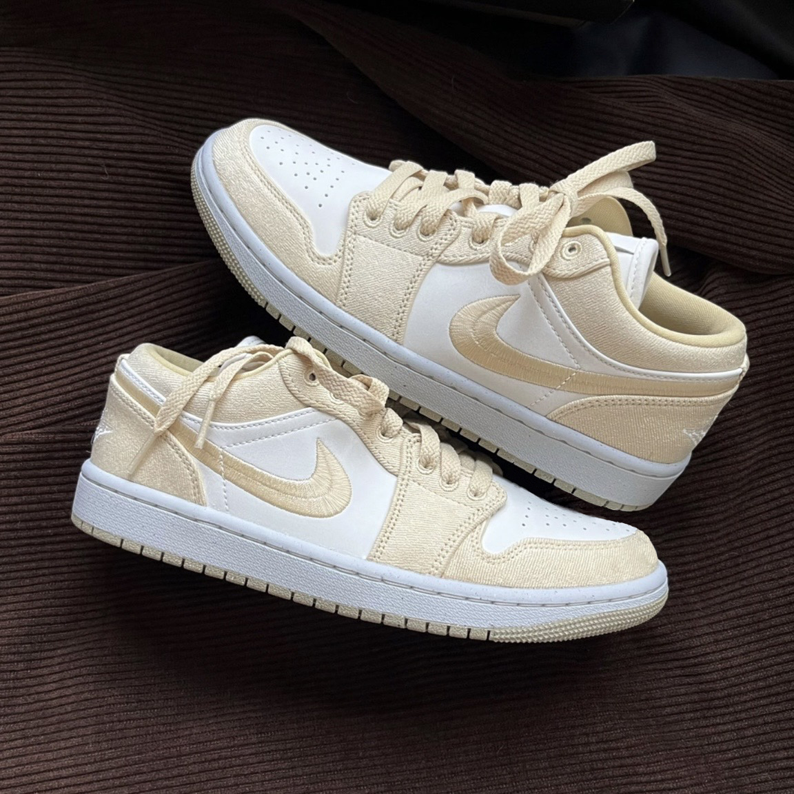 Nike Air Jordan 1 Low SE 奶黃刺繡 白黃 FN3722-701