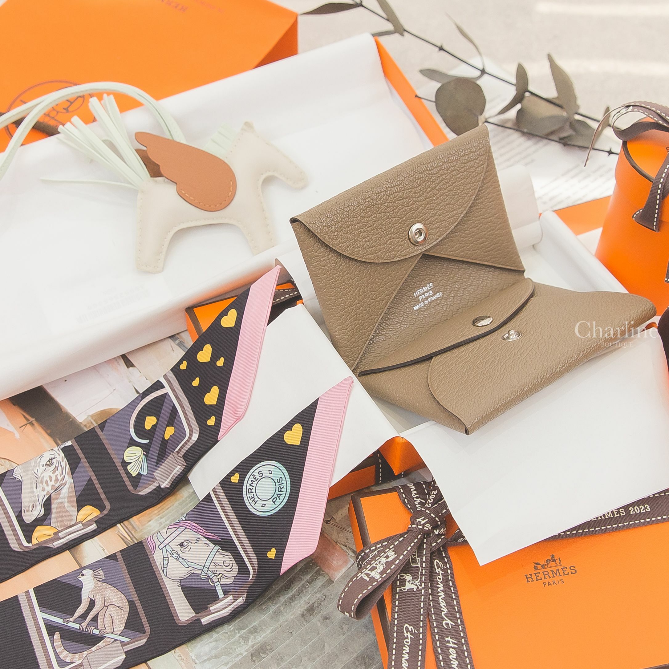 Hermès Calvi Duo 大象灰山羊皮,Hermès Rodeo PM Pegase 奶昔白/氣泡綠/焦糖色小飛馬,Hermès Hermès Story Twilly 黑色/玫瑰色/灰色-Charline Boutique 精品代購