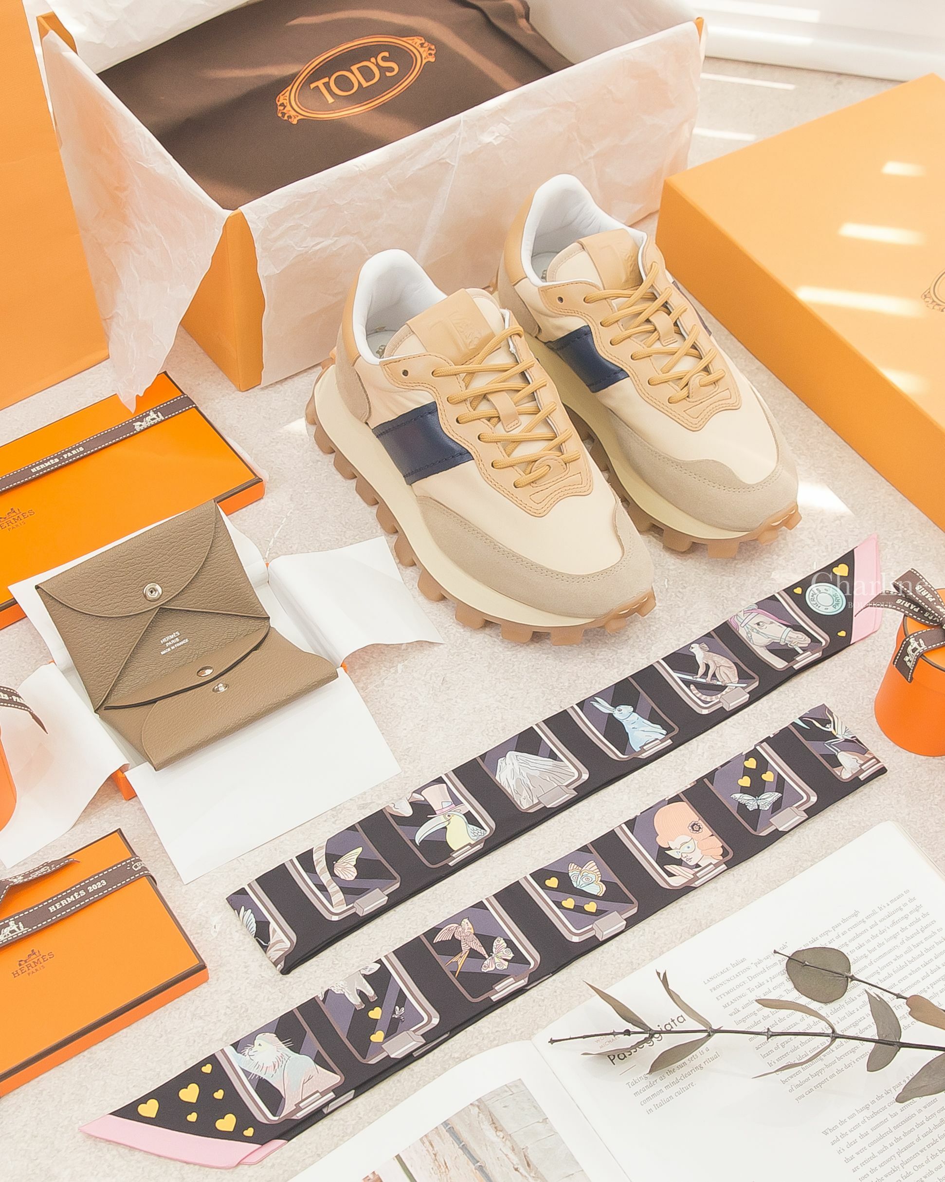 Hermès Calvi Duo Compact 大象灰山羊皮,Hermès Story Twilly 黑色/玫瑰色/灰色,Tod's Sneakers 1T 米黃色麂皮深藍皮革運動鞋-Charline Boutique 精品代購