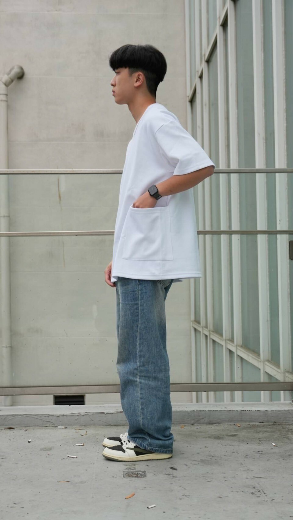 男模著台灣製太空棉落肩側雙口袋短T白色Ｌ