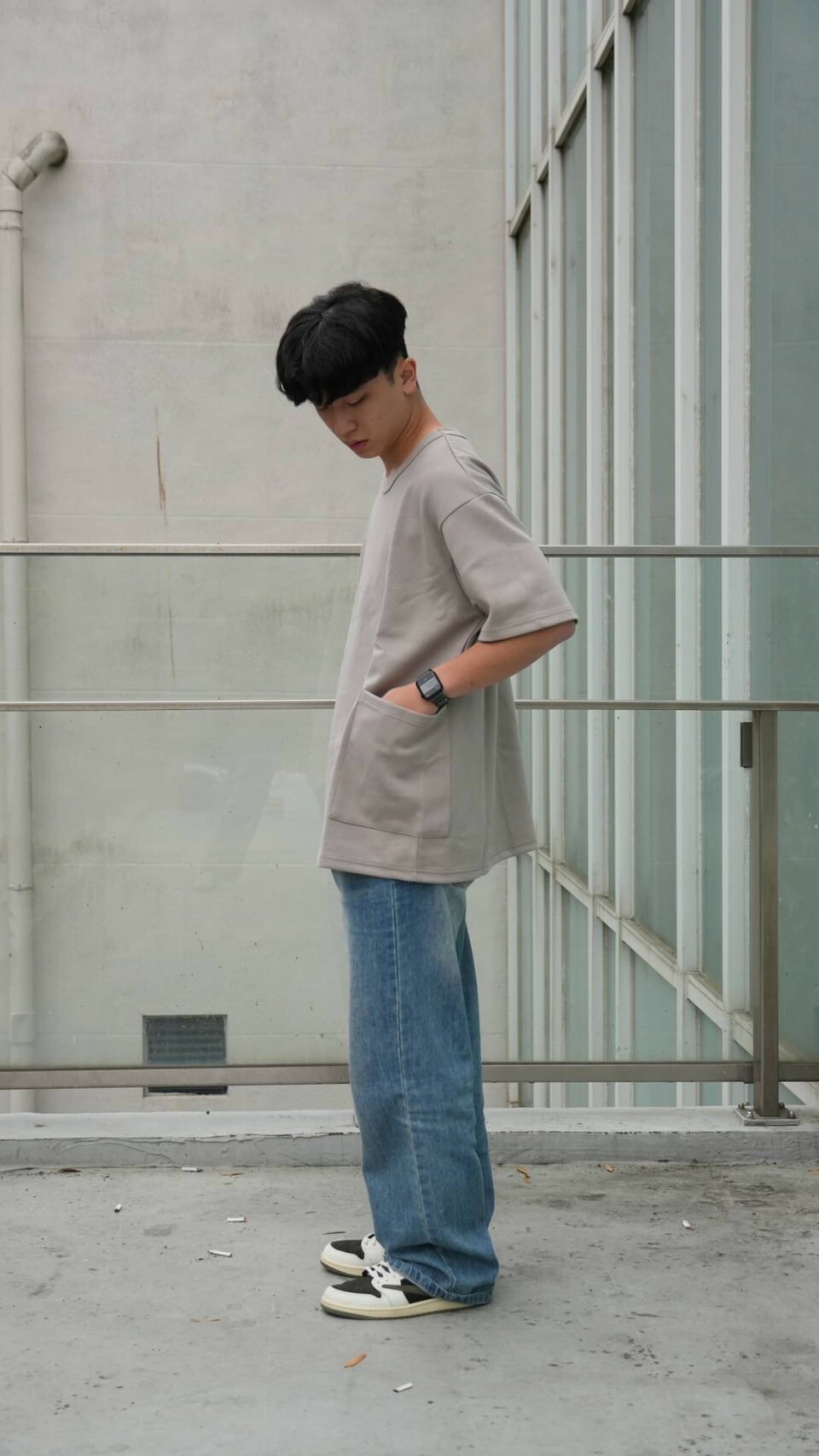 男模著台灣製太空棉落肩側雙口袋短T大地Ｌ