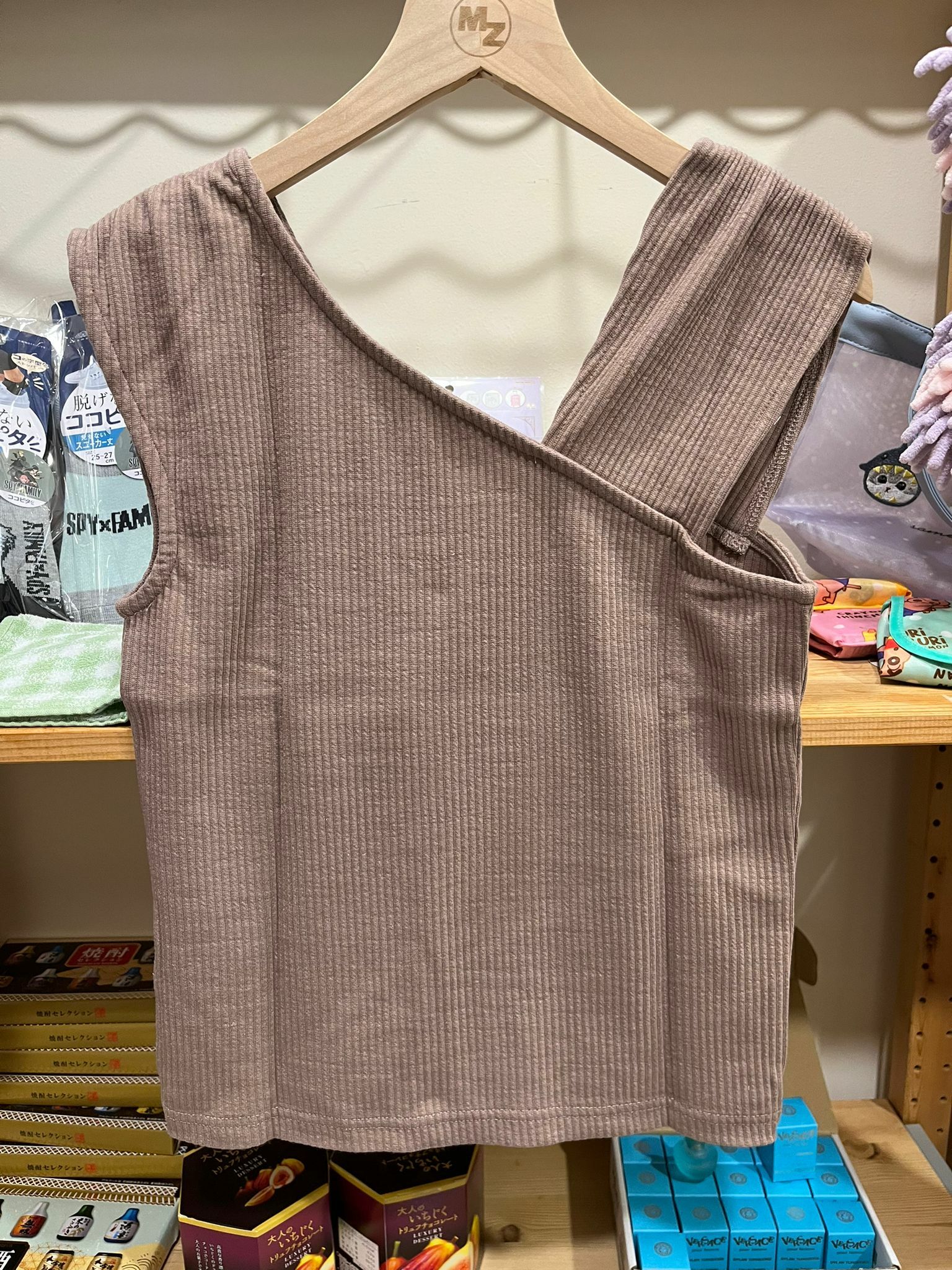 AE無袖不對稱領背心