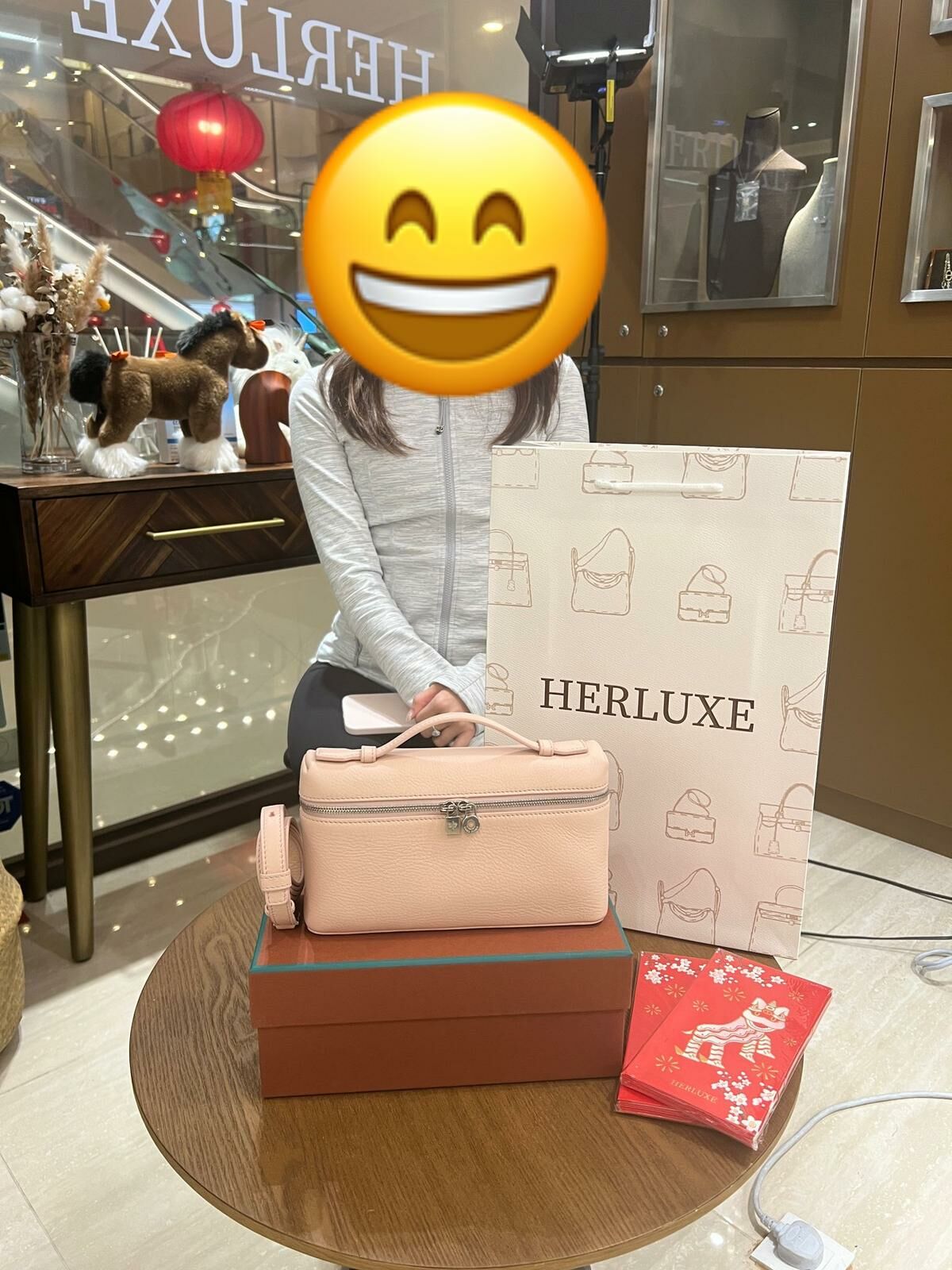 【 感謝支持 】暖男先生同靚靚來購物🥳 先生揀咗L19櫻花粉送比靚靚😍 靚靚非常喜歡🤗 先生爽快埋單抱走🎉 多謝你哋嘅支持與信任🫶💪