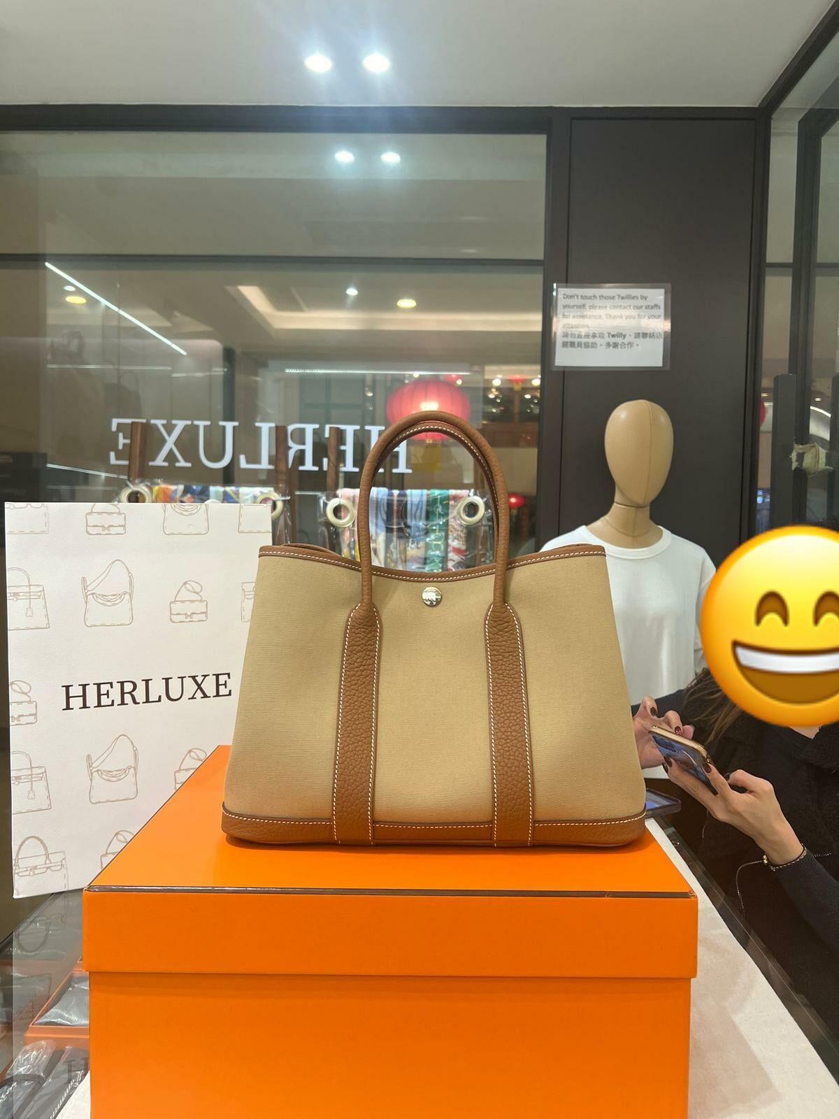 【 感謝支持 】愛妻號先生同太太來shopping🥳 太太一眼睇中呢隻GP30金棕拼風衣灰😍 先生爽快埋單❤️   先生係第二次到店啦🎉 今次非常開心可以抱走太太心儀款式🥰 多謝你嘅支持與信任🫶💪