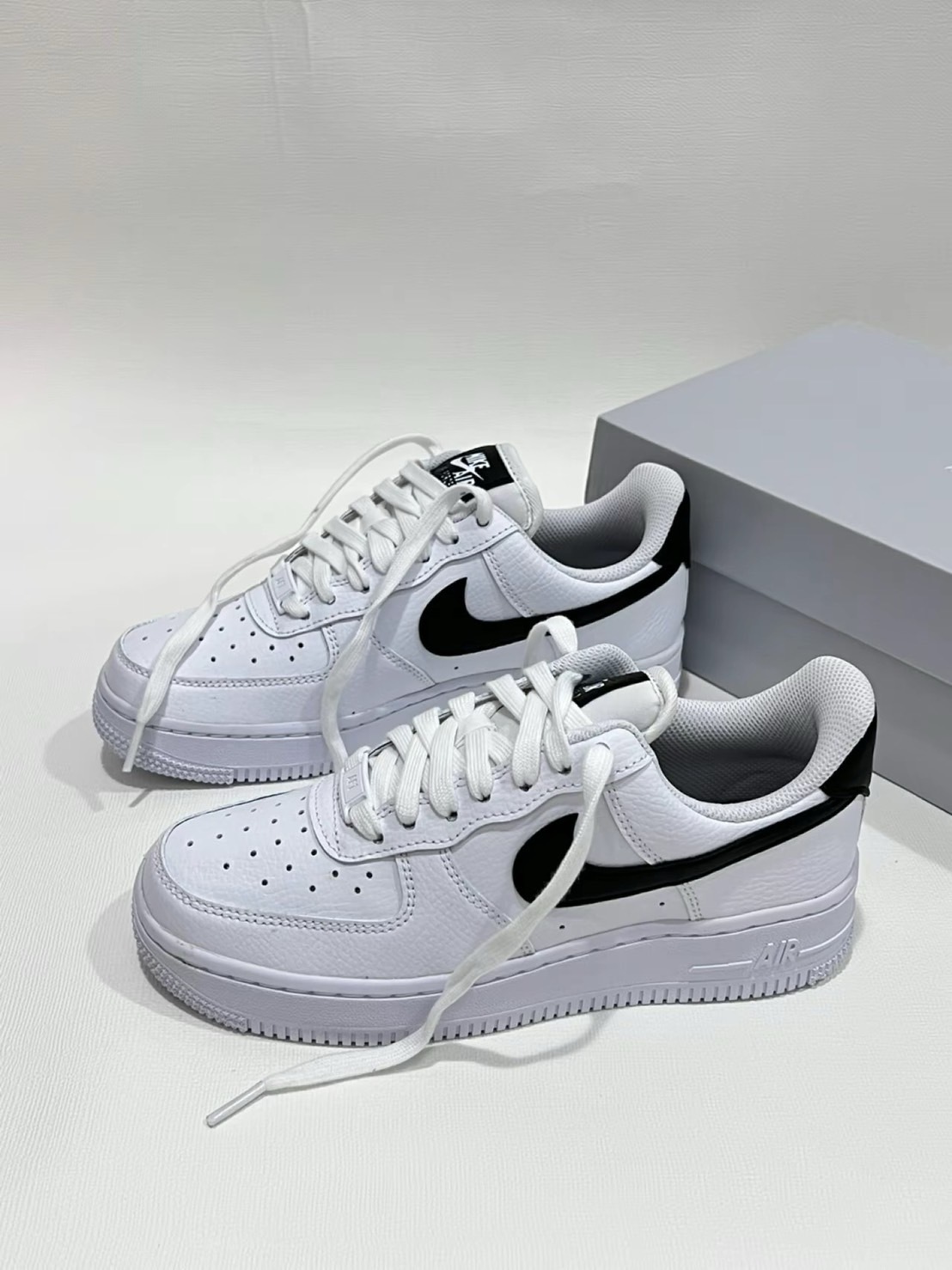 NIKE AIR FORCE 1 鐵牌小GD 白黑勾DD8959-103