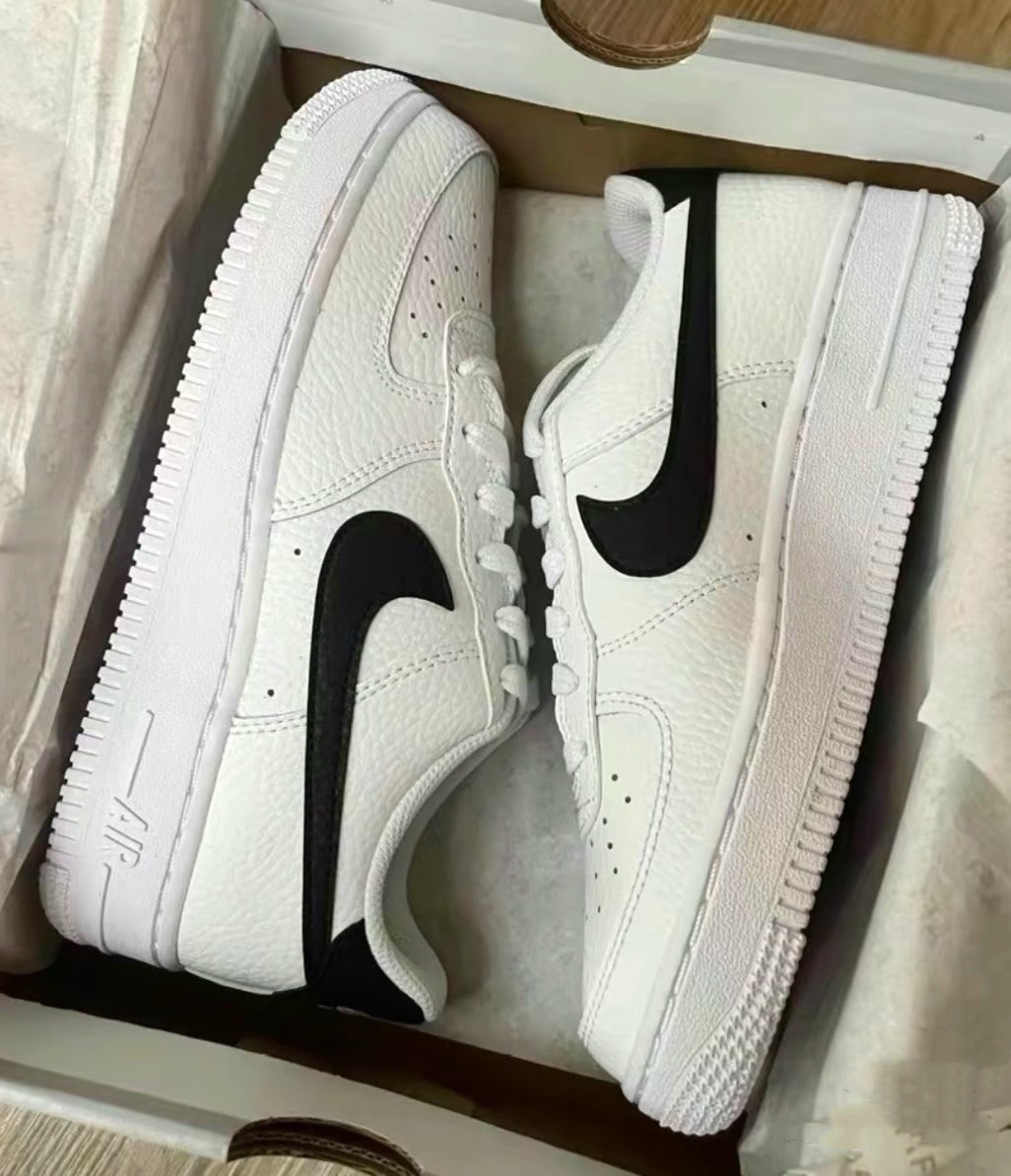 NIKE AIR FORCE 1 鐵牌小GD 白黑勾DD8959-103