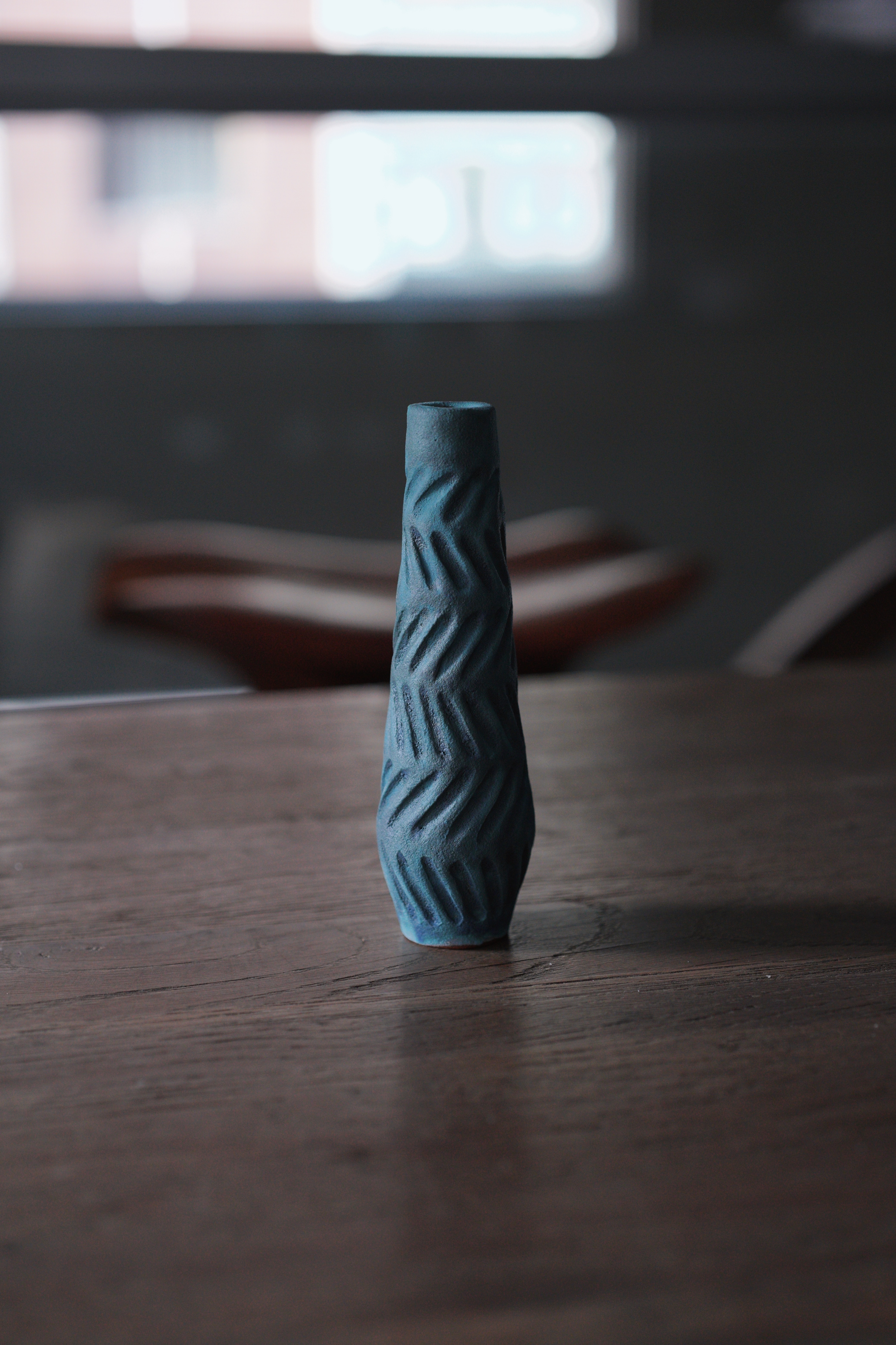 貓王不討喜｜藍綠迷你花器｜細頸雕花