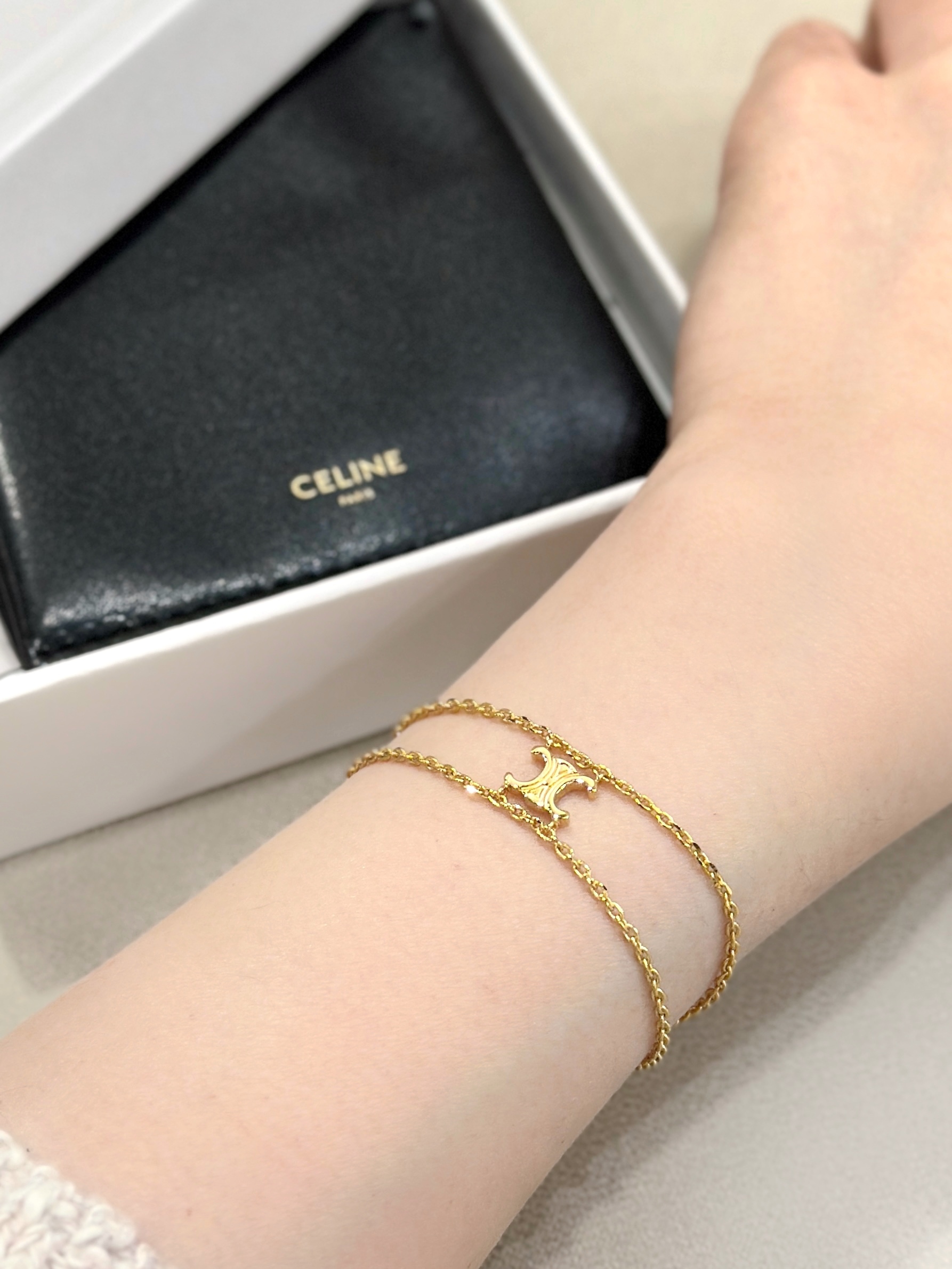【CELINE】TRIOMPHE SUSPENDED BRACELET IN BRASS Triomphe Suspended Bracelet in Brass with Gold Finish - GOLD