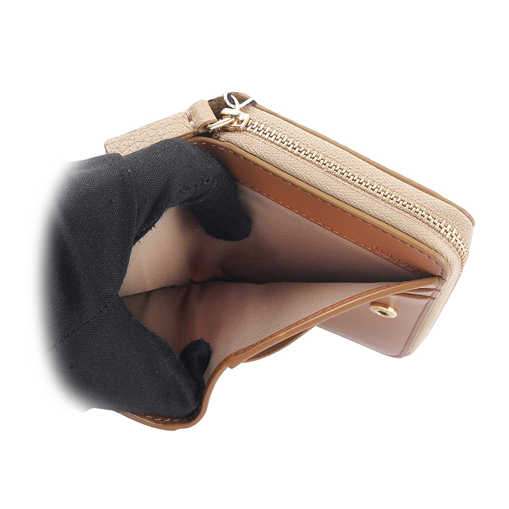 【MARC JACOBS】壓印標誌對開暗釦二折迷你短夾(駝色) 2R3SMP044S10 230