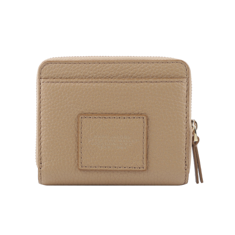 【MARC JACOBS】壓印標誌對開暗釦二折迷你短夾(駝色) 2R3SMP044S10 230