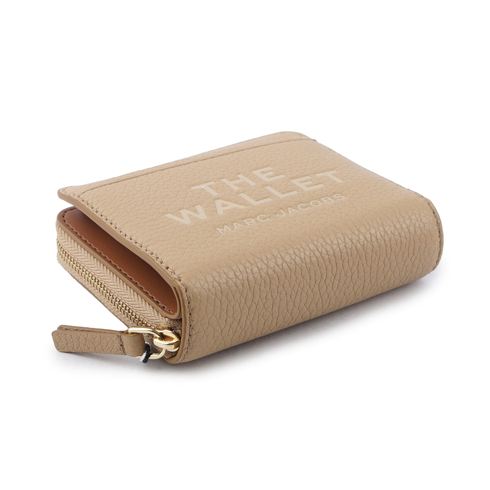 【MARC JACOBS】壓印標誌對開暗釦二折迷你短夾(駝色) 2R3SMP044S10 230