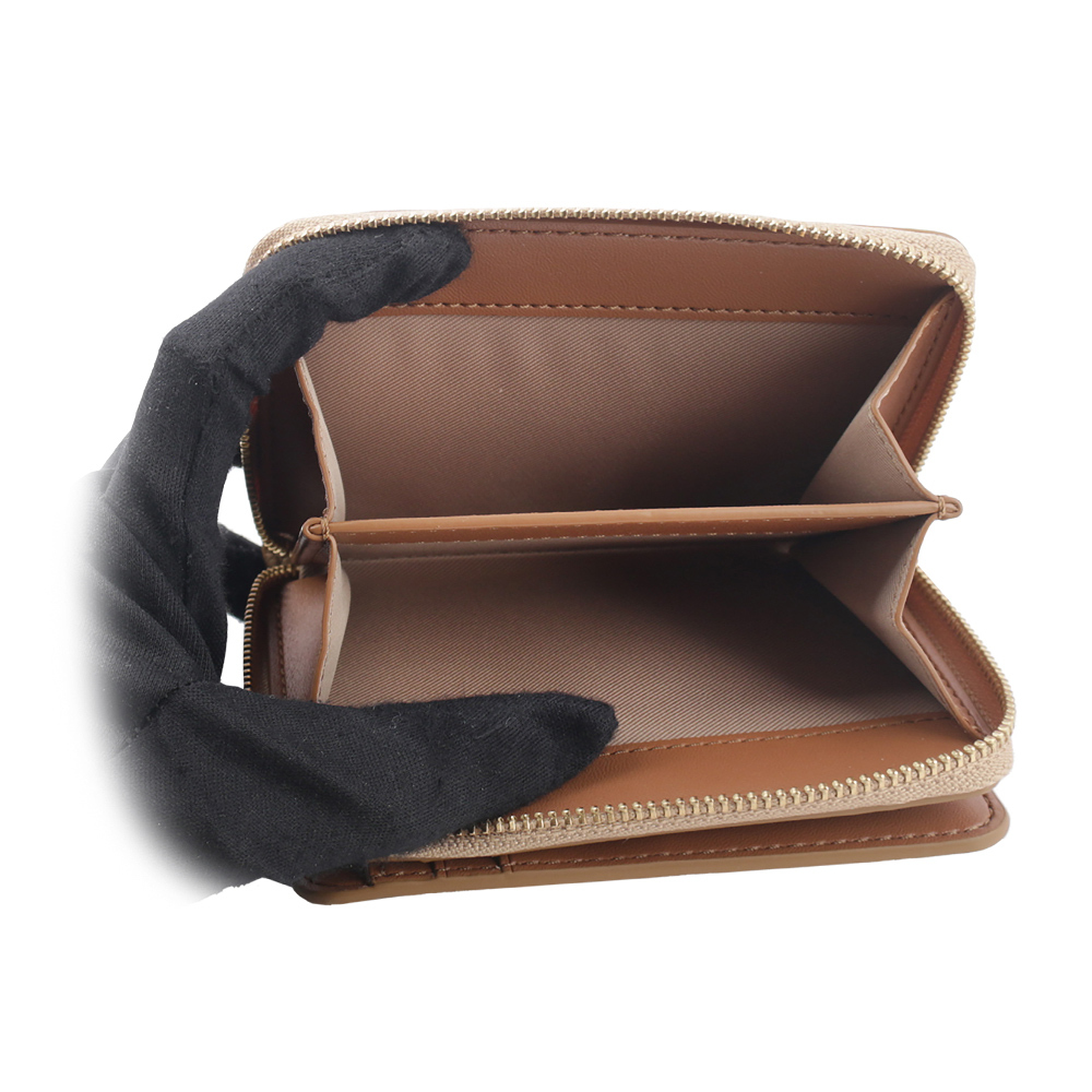 【MARC JACOBS】壓印標誌對開暗釦二折迷你短夾(駝色) 2R3SMP044S10 230