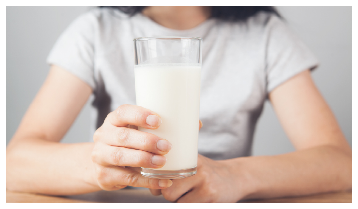 一個人在喝牛奶補鈣