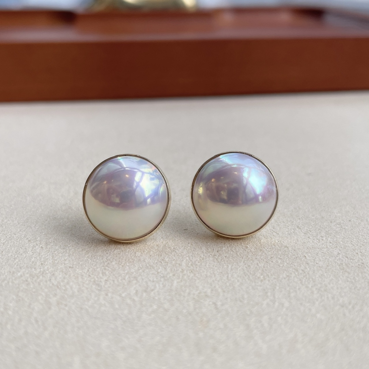 18K金日本稀有極光炫彩白馬貝珠耳釘 -圓形 (12-13mm)