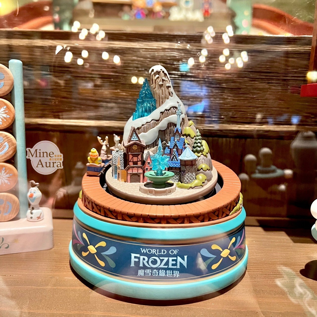 World of Frozen 限定  艾倫戴爾王國 場景  雪寶 Olaf 雪橇 造型 音樂盒 擺飾品 收藏品 冰雪奇緣 Frozen -香港迪士尼樂園