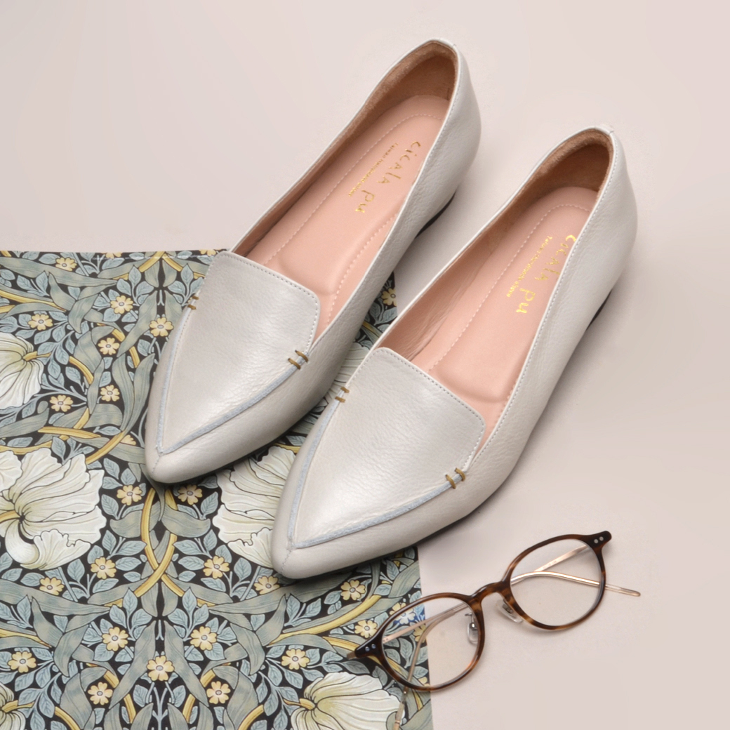 9531 灰白  尖頭低跟鞋