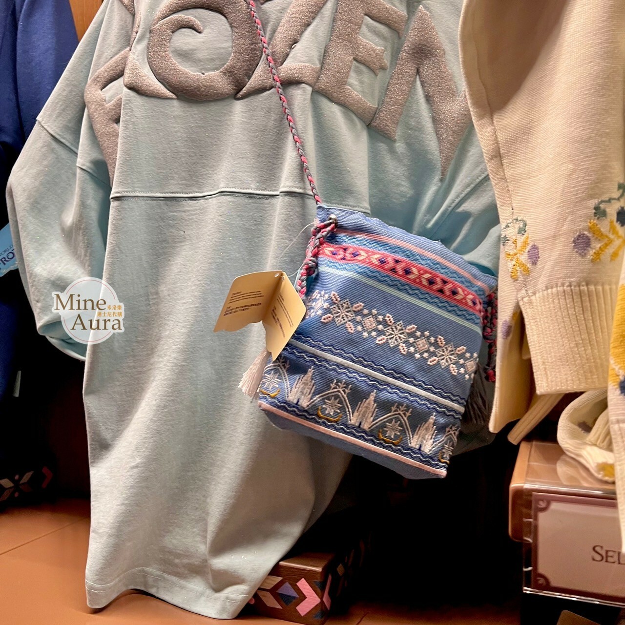 World of Frozen 限定 圖騰 流蘇 編織麻繩背帶 藍色 斜背 小包 冰雪奇緣 Frozen -香港迪士尼樂園