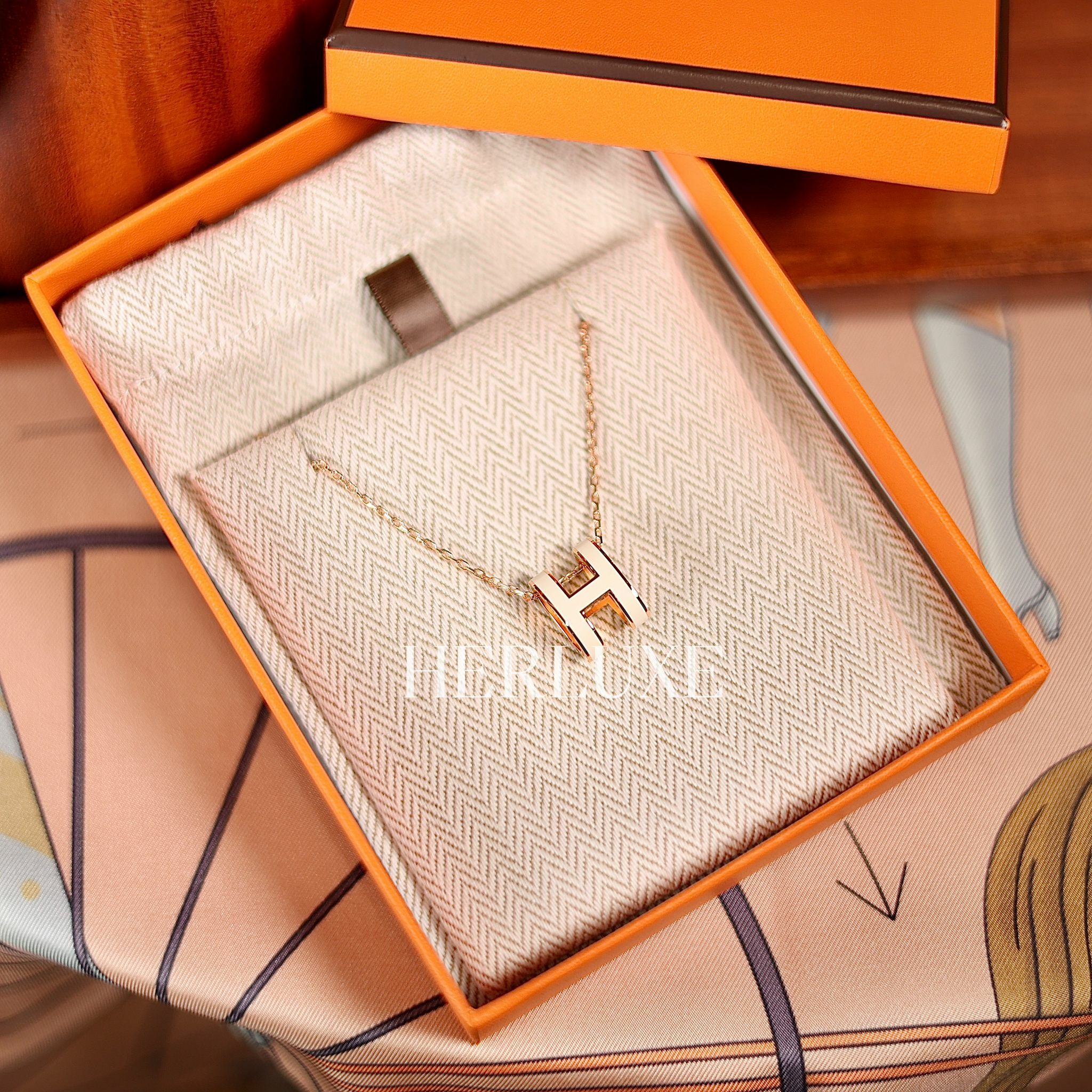 Pop H necklace 01 blanc CD