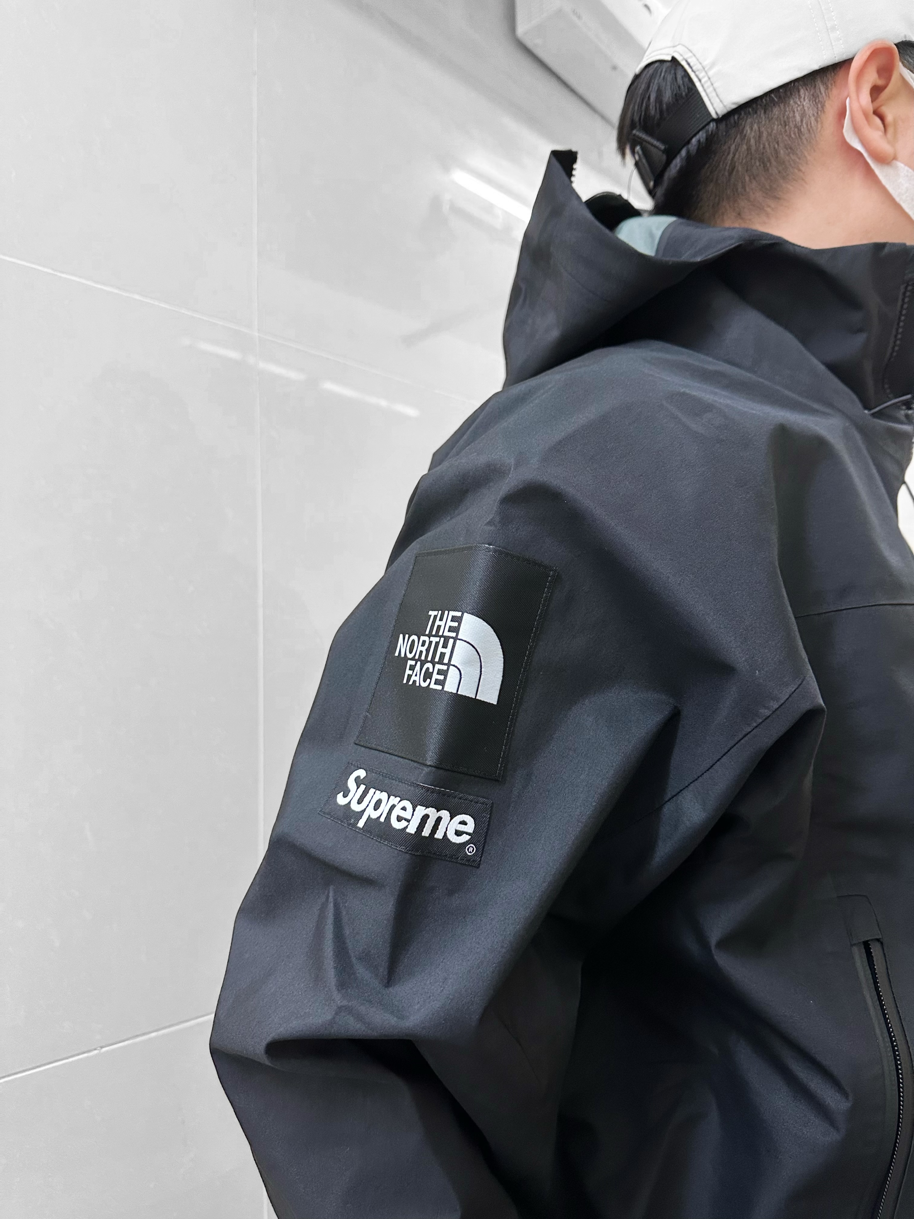 Supreme SS24 The North Face TNF Split Taped Seam Shell Supreme SS24 The North Face TNF Split Taped Seam Shell