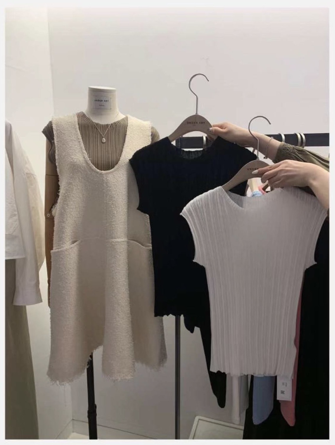 3.7 透視感圓領貼身Tee