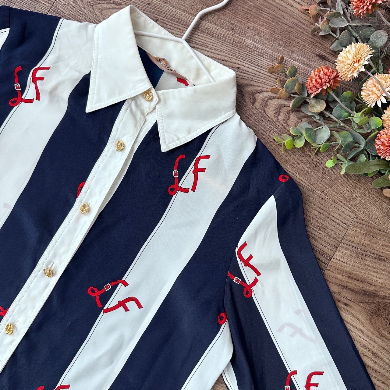 藍白間條配紅皮帶長袖上衣