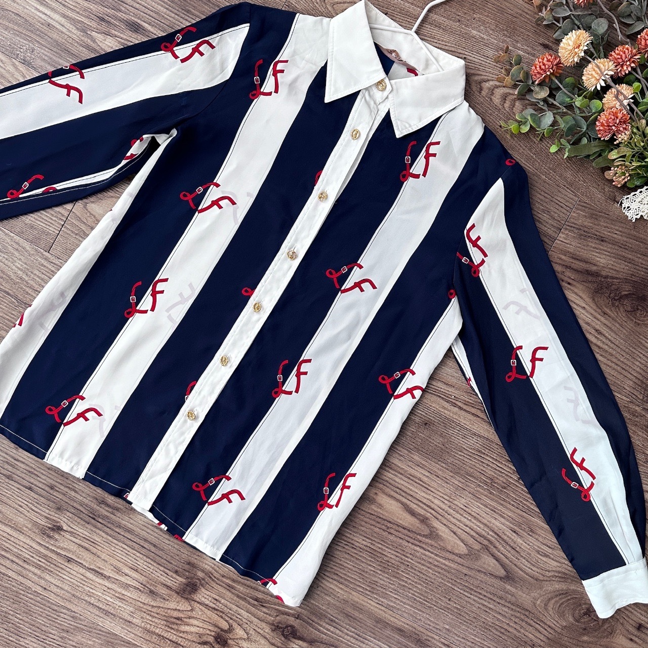 藍白間條配紅皮帶長袖上衣