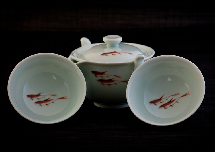 鹿港窯禮品館│青白釉紅金魚-響杯側壺茶具組-一壺二杯 禮盒