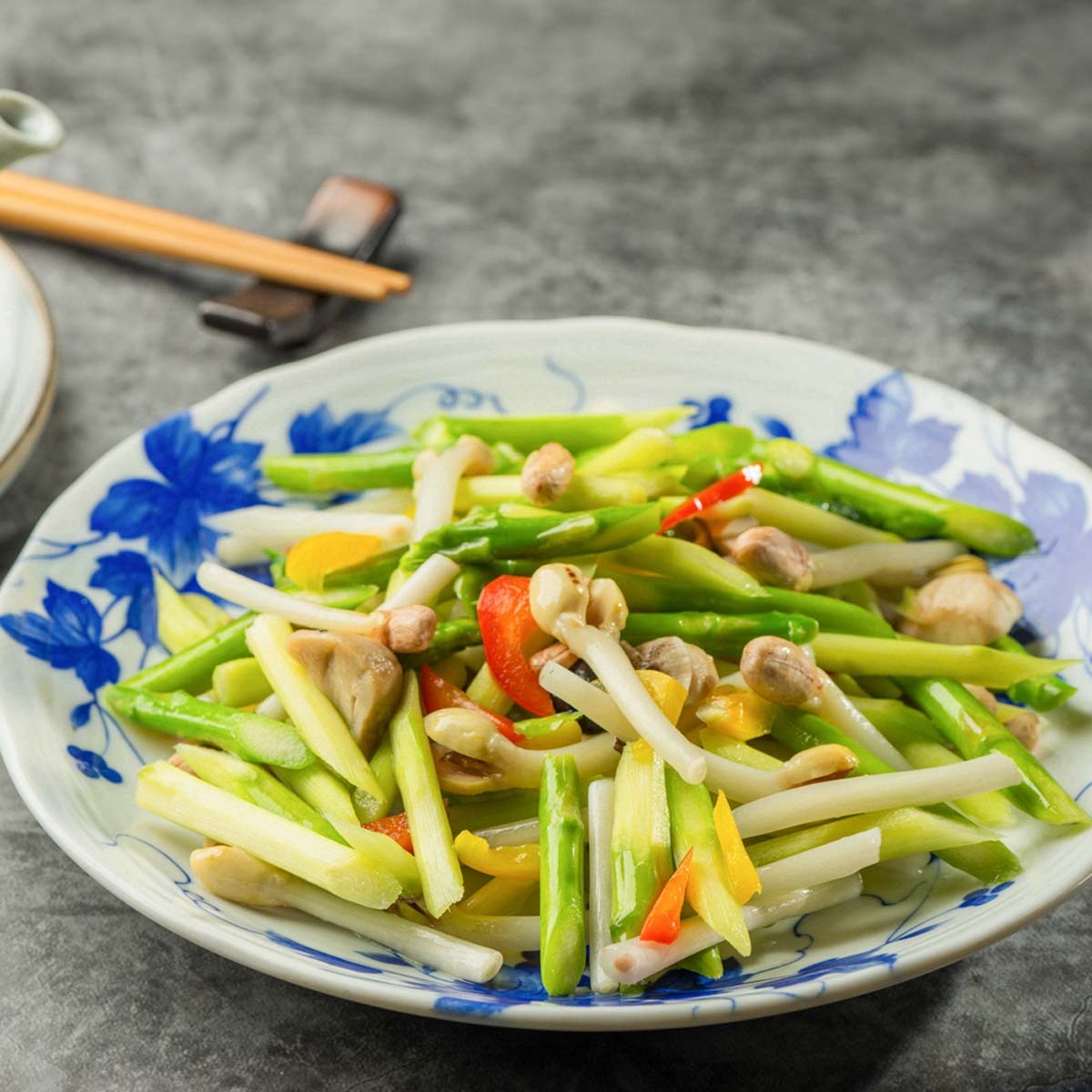 翠綠蘆筍花生芽