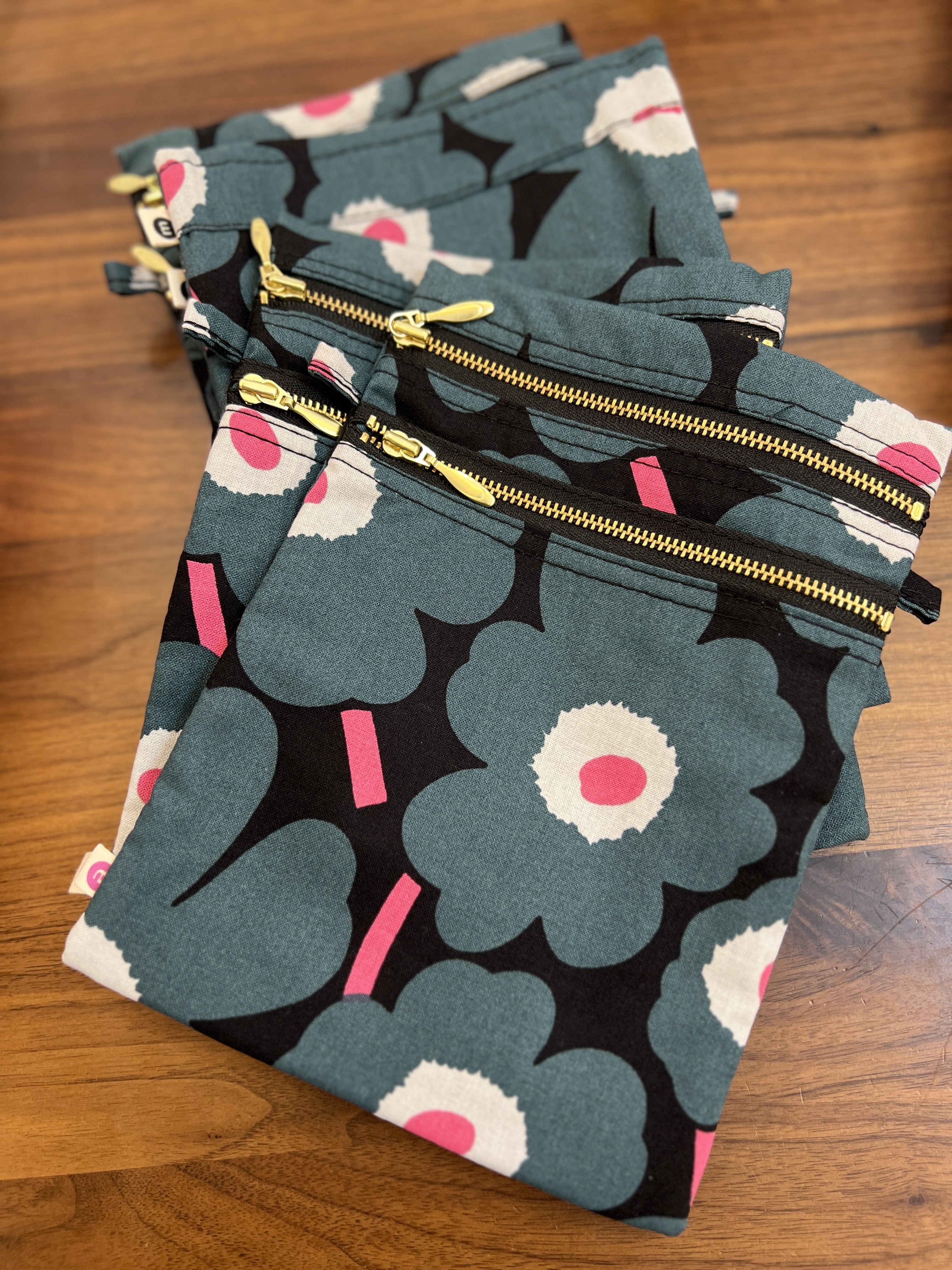 Emmmmm’s Travel Bag | Marimekko canvas fabric | 墨綠 x 桃紅色Unikko