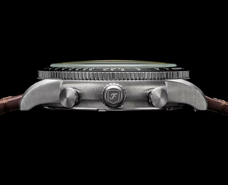 Sport Tourer 手錶的側面輪廓，展示了帶有 F 字樣的滾花錶冠。