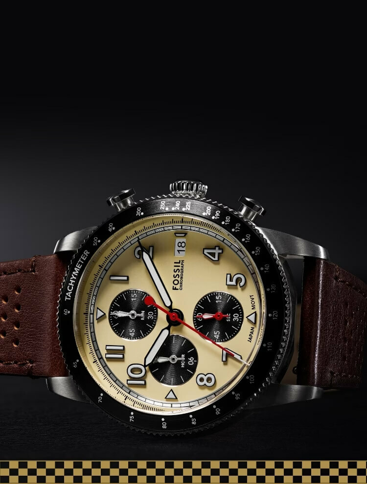 這款棕色皮革 Sport Tourer 腕錶下方飾有方格賽車圖案。