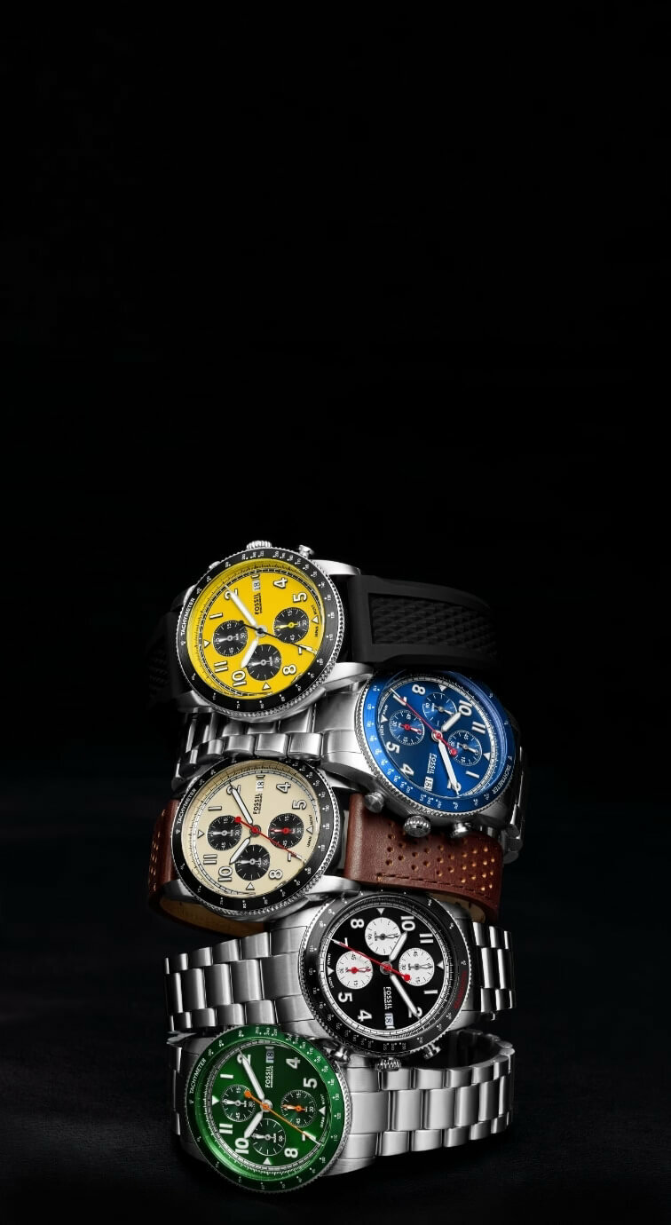 Sport Tourer 手錶的五種迭代，包括黑色矽膠和黃色錶盤；不鏽鋼錶鍊搭配黑色錶盤；不銹鋼錶鍊搭配藍色錶盤；棕色皮革錶帶搭配奶油色錶盤；以及帶有綠色錶盤的不銹鋼錶鍊。
