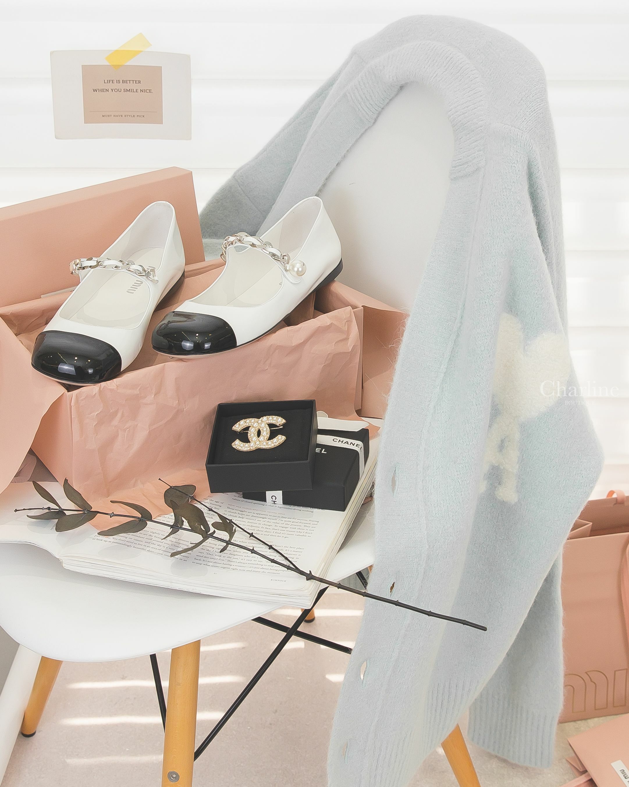 Miu Miu Leather Ballerinas 白色拼黑色漆皮銀鍊珍珠平底瑪莉珍鞋,Chanel Brooch 金色大小珍珠水鑽CC胸針-Charline Boutique 精品代購