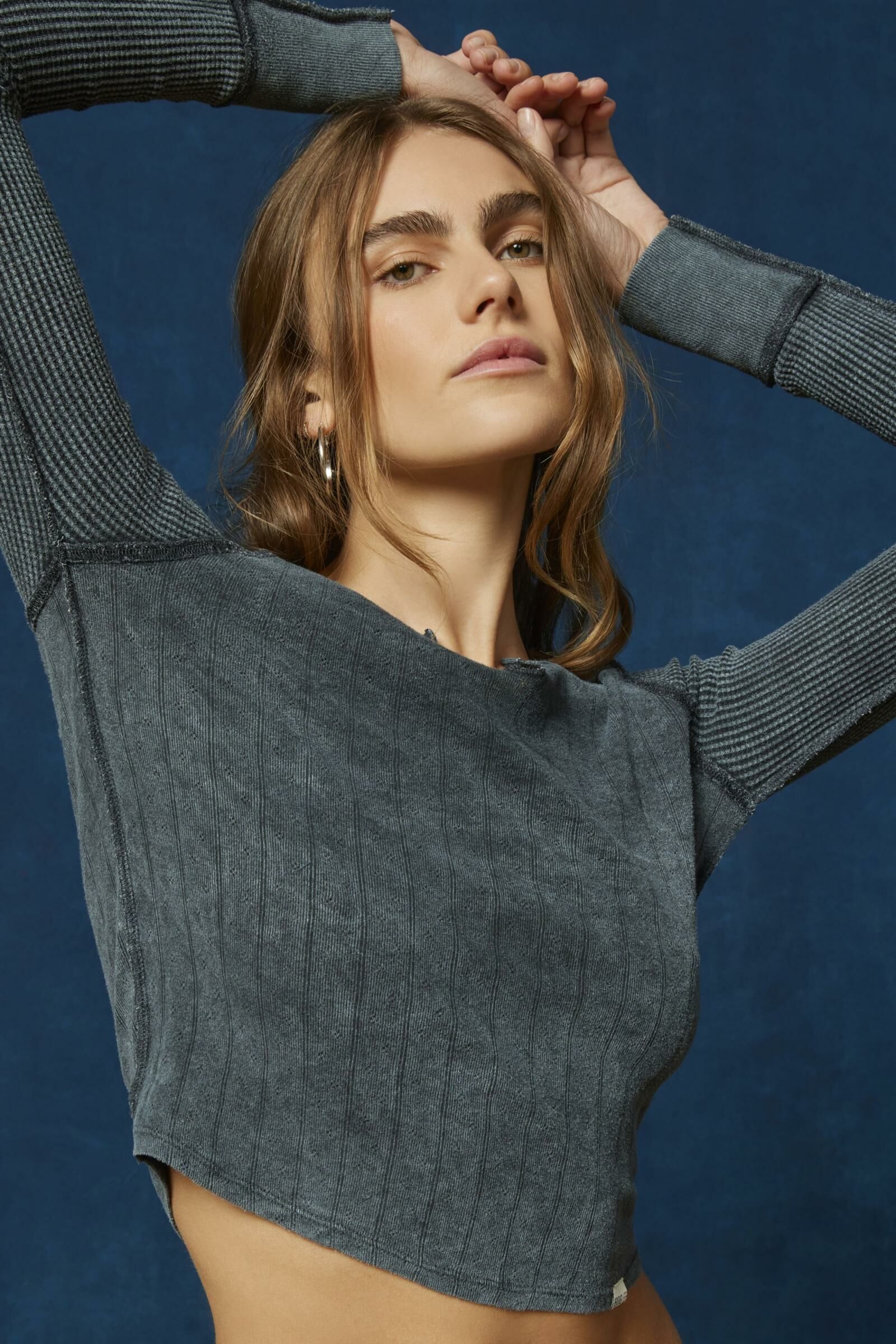 UO BDG 長袖短版上衣Viv Spliced Notch Neck Tee