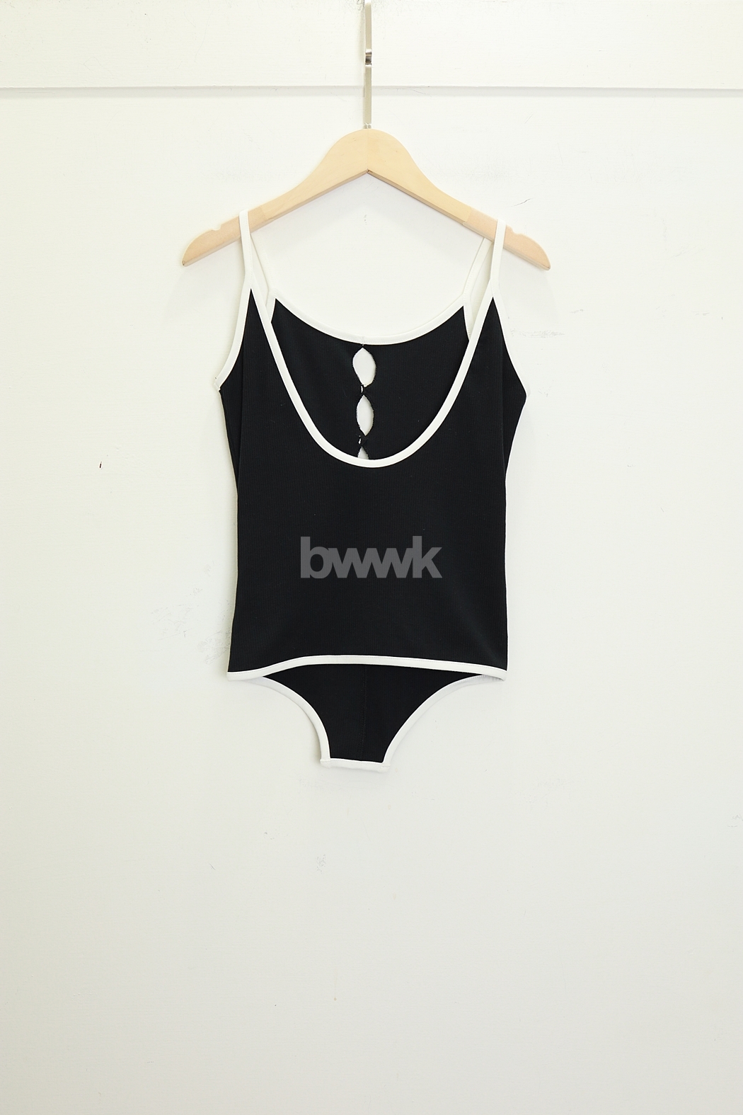 【穿拍樣品】簍空蝴蝶結造型背心-黑