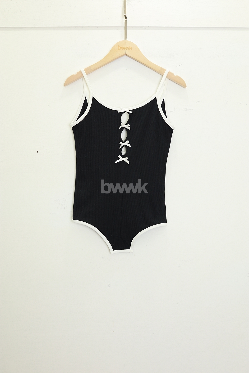 【穿拍樣品】簍空蝴蝶結造型背心-黑