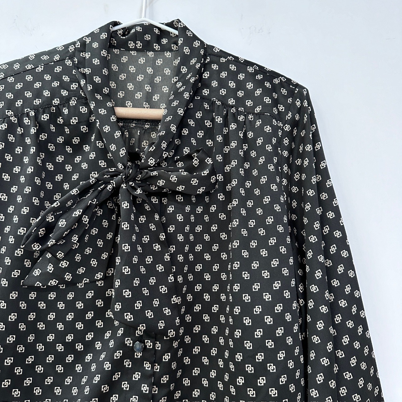 黑色蝴蝶結鎖扣圖案長袖上衣