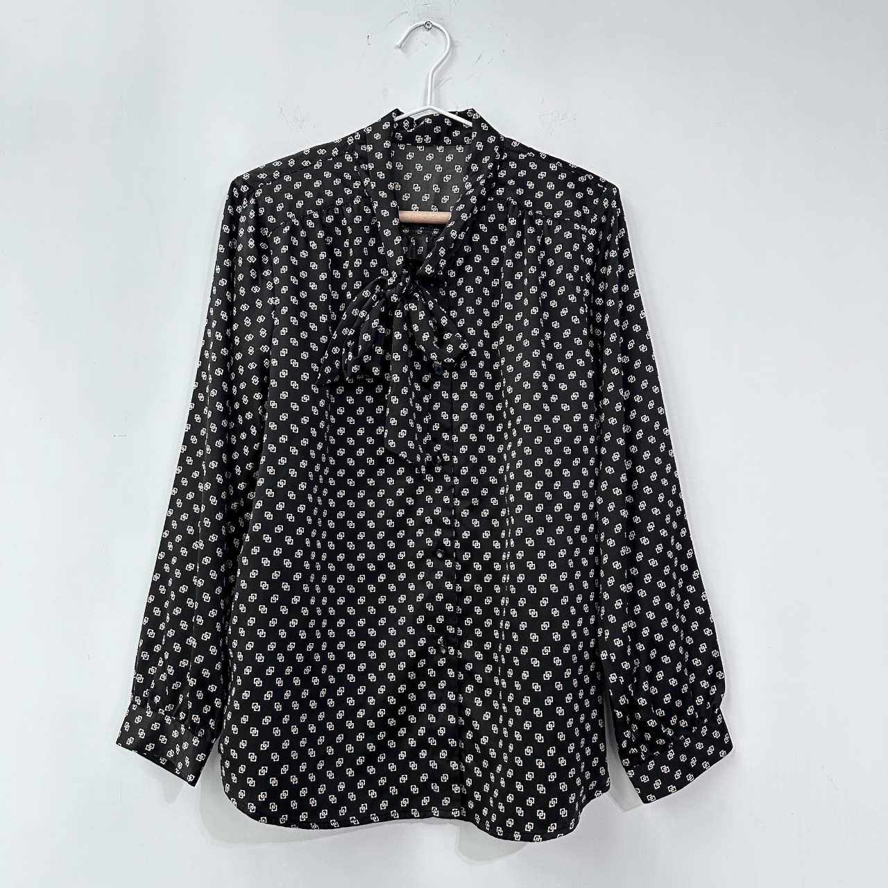 黑色蝴蝶結鎖扣圖案長袖上衣